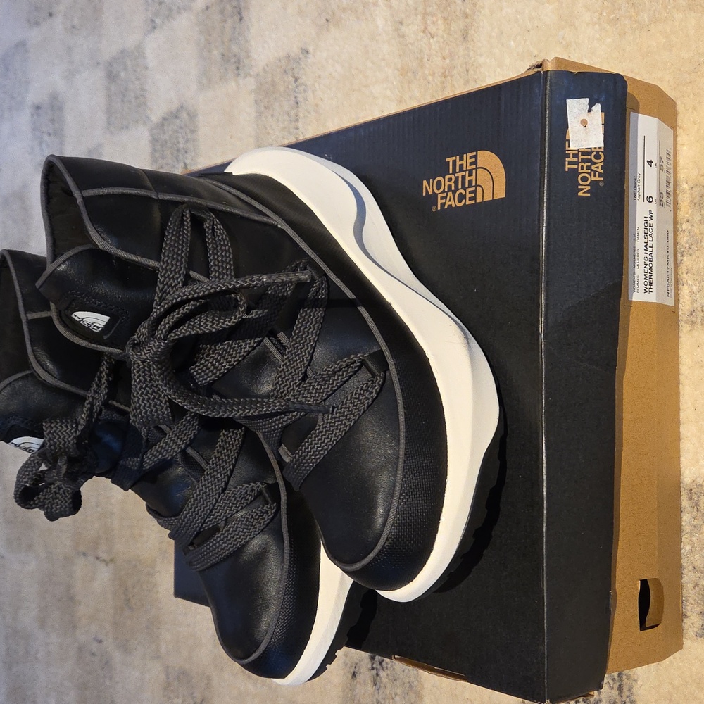 The North Face HALSEIGH WHITE and BLACK Women's Thermoball Lace Boots SIZE US 6
